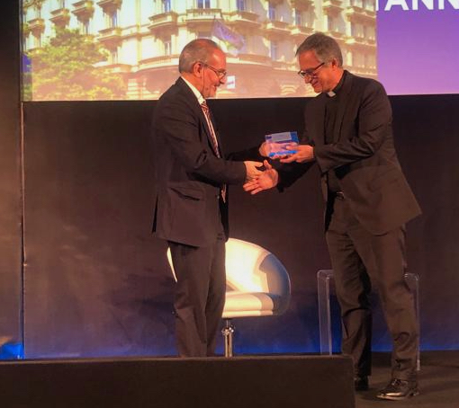 Monsignor Viganò riceve il premio alla visione innovativa