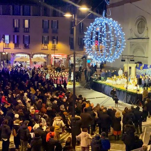 Più di duecento alunni della Chicca Gallazzi danno vita in piazza Santa Maria al presepe vivente