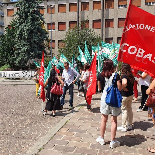 Dipendenti della cooperativa in presidio davanti al municipio. Poi l’incontro con l’amministrazione