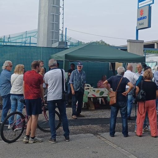 I cittadini di via Goito si riuniscono sotto l’antenna per ribadire il loro no