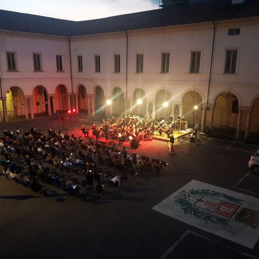 Il concerto nel cortile municipale a Busto