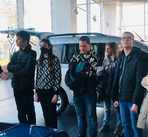 VIDEO. I giovani di “Progetti fantasia” alla scoperta del mondo delle auto elettriche