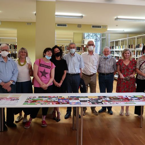Gli autori e i promotori del libro con Silvia Cassani, che ha realizzato il suo sogno dei disegni commentati in bustocco, e la vicesindaco Manuela Maffioli (foto di Giampietro Castignone)