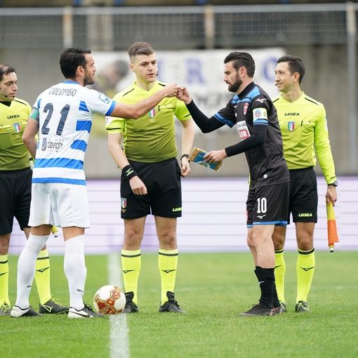 L'avvio di un derby ad alta tensione allo Speroni (foto di Marco Giussani)