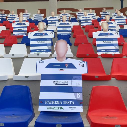 Le sagome comparse allo stadio Speroni per i playoff: davanti, quella di Patrizia Testa (foto Pro Patria)