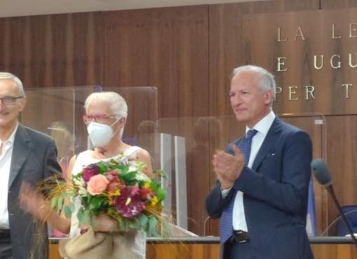 L'avvocato Proserpio, a sinistra, festeggiato dai colleghi per i suoi 50 anni di professione (foto dal profilo Facebook dell'ordine degli avvocati di Milano)