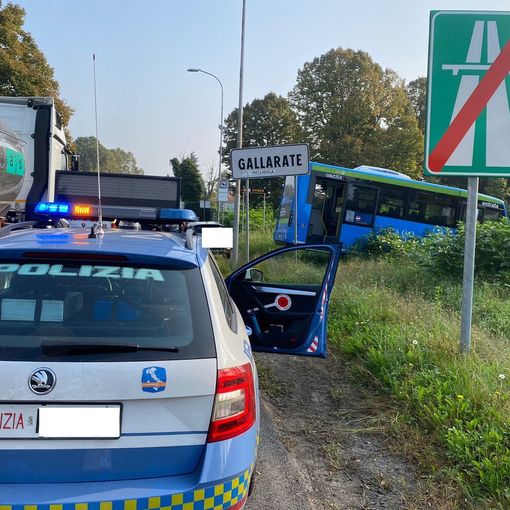 Pullman rubato nella notte spunta nel torrente