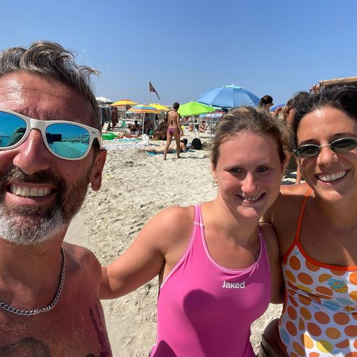 FOTO. Il grande cuore di Martina Rabbolini: nuota nel mare di Sardegna per le Pediatrie