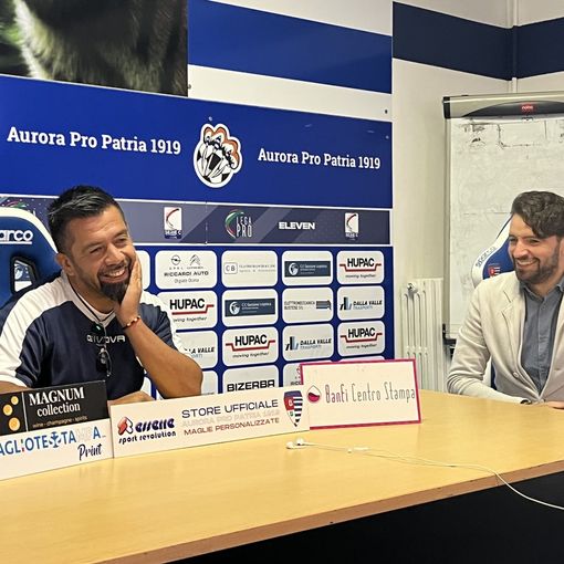 Mister Vargas durante la conferenza stampa con il responsabile della comunicazione Ramella
