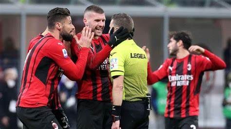 Rebic e Giroud increduli dopo la decisione dell'arbitro
