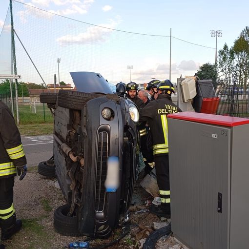 Auto si ribalta a Busto: soccorsa anche una bimba di 9 anni