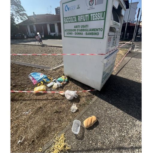 Rifiuti abbandonati questa mattina davanti al cassettone tessile del mercato