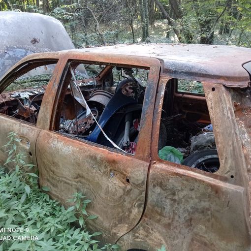 FOTO. Sacconago, a passeggio tra l’inciviltà. Rifiuti di ogni tipo, c’è anche la carcassa di un’auto