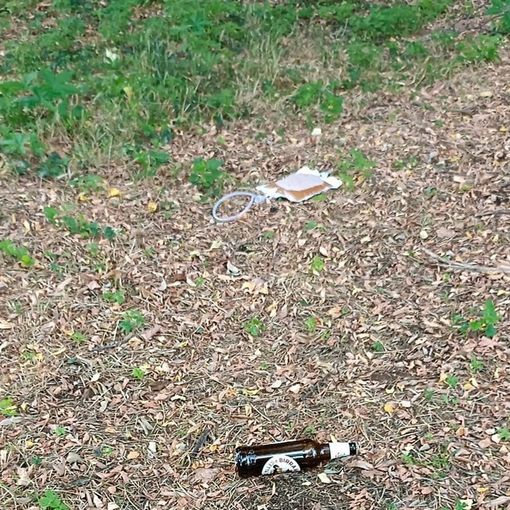 Ancora rifiuti vicino alla Cascina dei Poveri. Spunta persino una sacca di urina