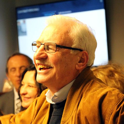 Il cavalier Romeo Mazzucchelli (da una foto della festa Ascom quando concluse il mandato) è una figura di riferimento anche per il sociale in città