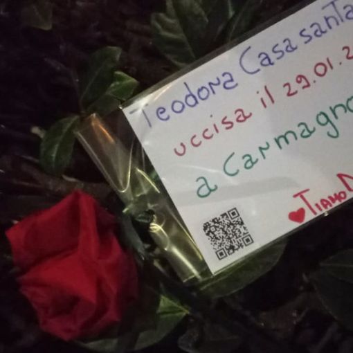 Una linea di 68 rose rosse: l'argine di Sant'Anna alla violenza sulle donne