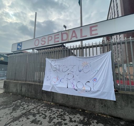 Lo striscione apparso all'ospedale