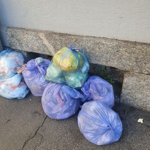 Busto, l’appello di Agesp cade nel vuoto: i sacchi non conformi rimangono esposti