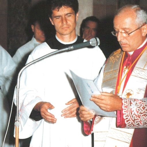 Don Isidoro, al fianco di monsignor Claudio Livetti. Foto dal sito www.donisidoro.it