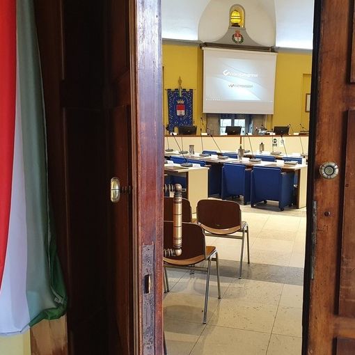 Rifiuti e tagli Pnrr, l’opposizione chiede un Consiglio ad agosto. Seduta balneare?
