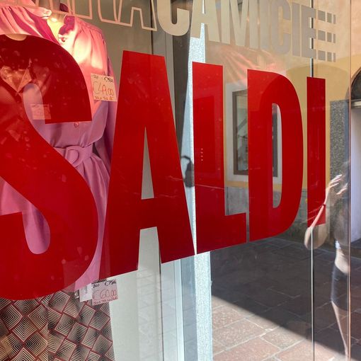 Saldi, per i commercianti in centro «non sono quelli di 10 anni fa»
