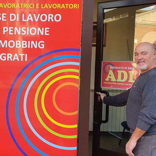 Fausto Sartorato davanti alla sede di Adl a Busto