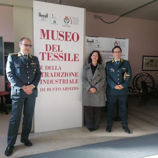 FOTO. Il comandante  provinciale della Guardia di Finanza, Crescenzo Sciaraffa, in visita al Museo del Tessile di Busto