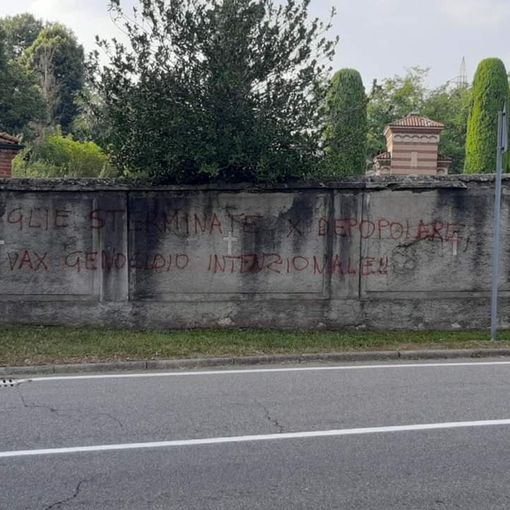 Cancellate le scritte no vax al cimitero. La sindaca: «Chi ha visto venga da me o dai Carabinieri»