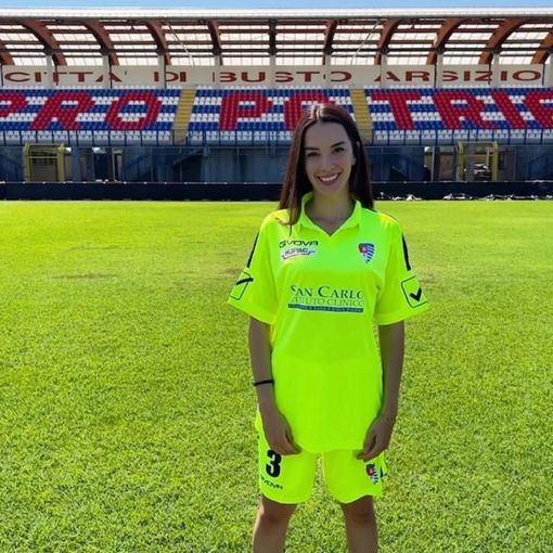 La vicepresidente Stefania Salmerigo con la nuova maglia