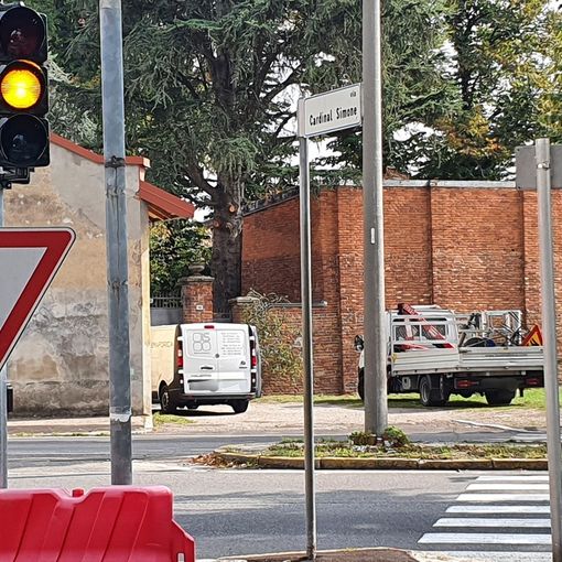 Il semaforo all'incrocio tra via Cardinal Simone e viale Boccaccio