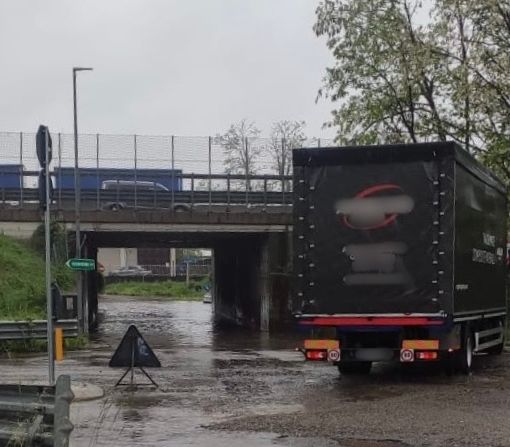 FOTO. Allagato il sottopasso della zona industriale di Cassano-Gallarate