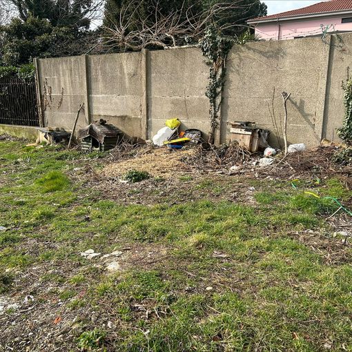 FOTONOTIZIA. Sporcizia a Busto: gli incivili colpiscono anche via Correggio