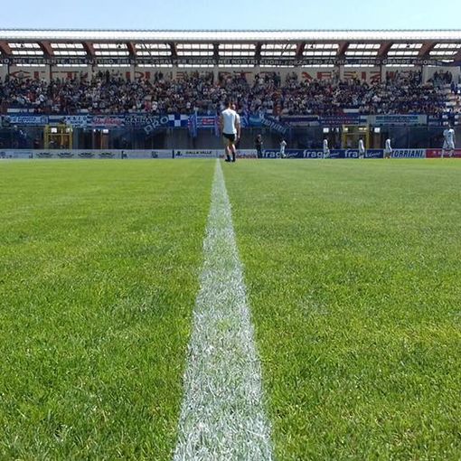 Nella foto di Daniele Belosio la promozione della Pro davanti agli spalti pieni sette anni fa