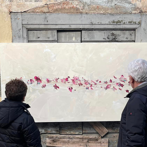 Una carezza di colori saluta l'immobile che se ne andrà. Ed è anche una risposta ai vandali
