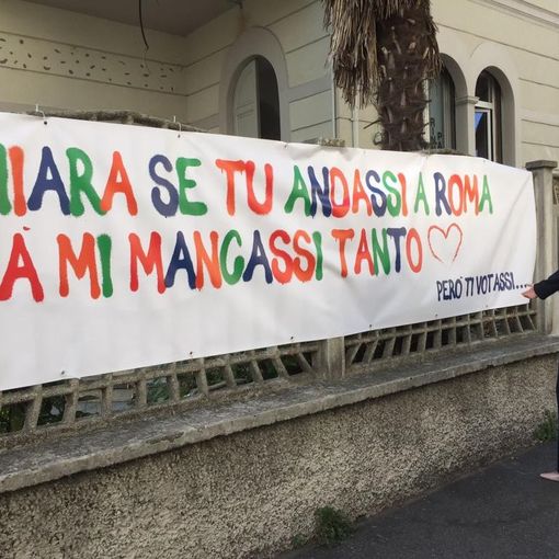 «Se andassi a Roma già mi mancassi». Lo striscione per Maria Chiara Gadda