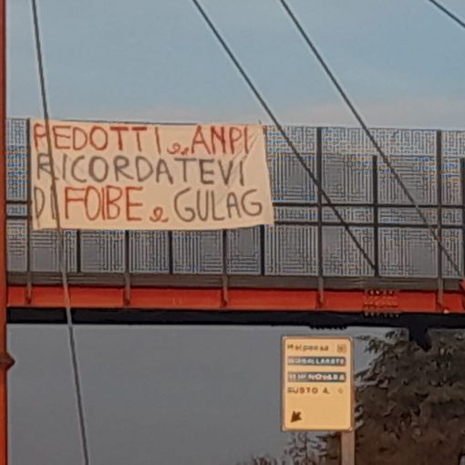 Busto, striscione contro segretario Pd e Anpi: «Ricordatevi di foibe e gulag»