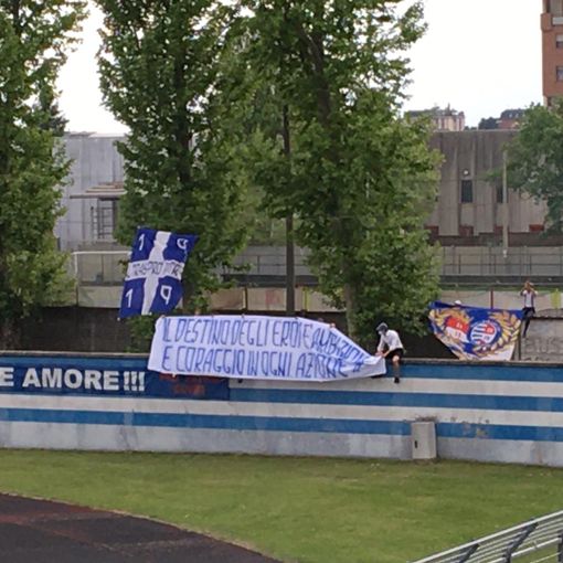 Ultimi minuti prima della gara e la formazione subito in campo