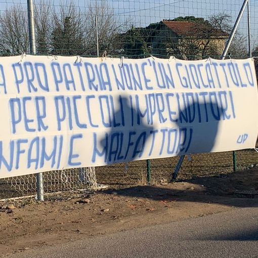 Striscione di protesta degli ultras: «La Pro non è un giocattolo». E chiamata sabato contro il Lecco