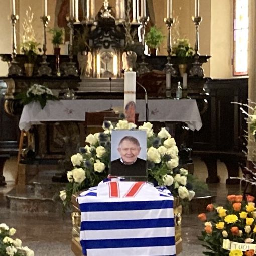 Sul feretro di Pippo Taglioretti la maglia della Pro