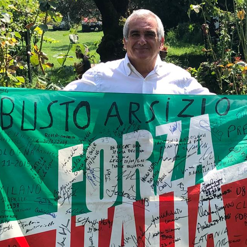 Orazio Tallarida con la sua storica bandiera di Forza Italia