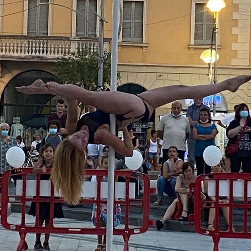 L'esibizione delle atlete e della società, sotto Assb