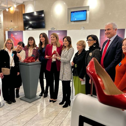 Tovaglieri inaugura la mostra Scarpe Rosse al Parlamento europeo con Metsola e Lucchini