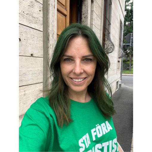 Promessa mantenuta: Tovaglieri festeggia l’elezione a Bruxelles con una chioma verde Lega