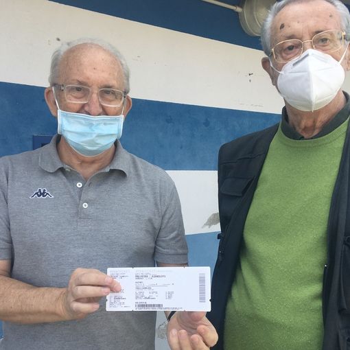 Gianluigi Trolli e Manlio Enrico Milani ai botteghini dello Speroni. Sotto il match sponsor