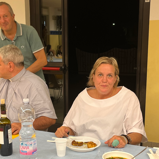 VIDEO. Gli ucraini e Busto, il grazie che unisce a tavola. Monsignor Raimondi: «Chi fa il bene lo riceve»