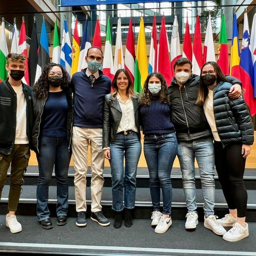 Busto, scolaresca dell'Ite Tosi in visita al Parlamento Europeo. Tovaglieri: «I giovani preparati e curiosi, la politica li ascolti»