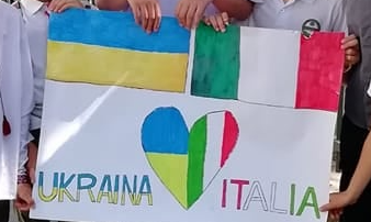Il cartellone consegnato dai bambini al parroco