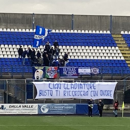 Lo striscione per Paolo