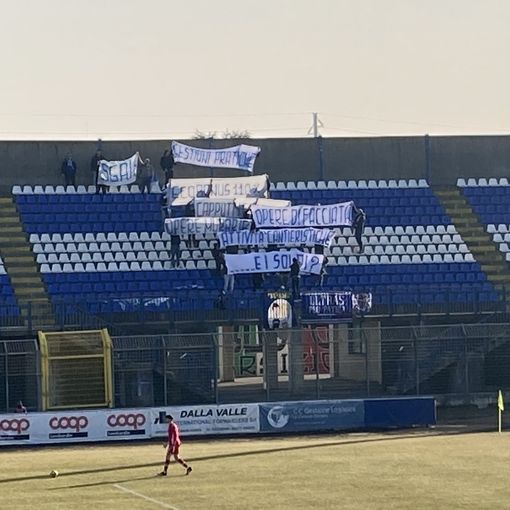 Gli striscioni contro Sgai
