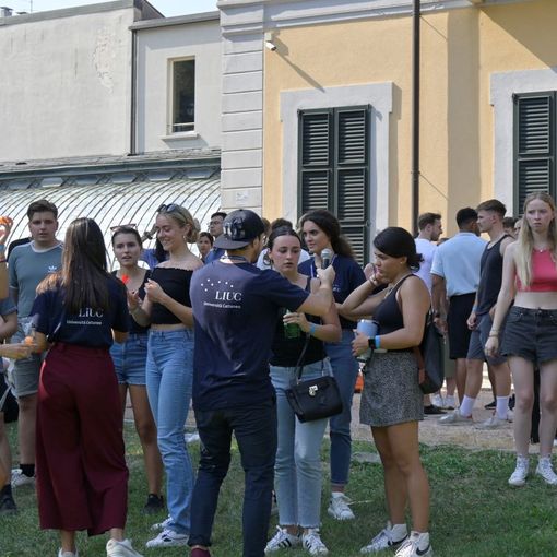 Un momento di socializzazione nel parco Liuc. Sotto, foto di gruppo degli studenti internazionali